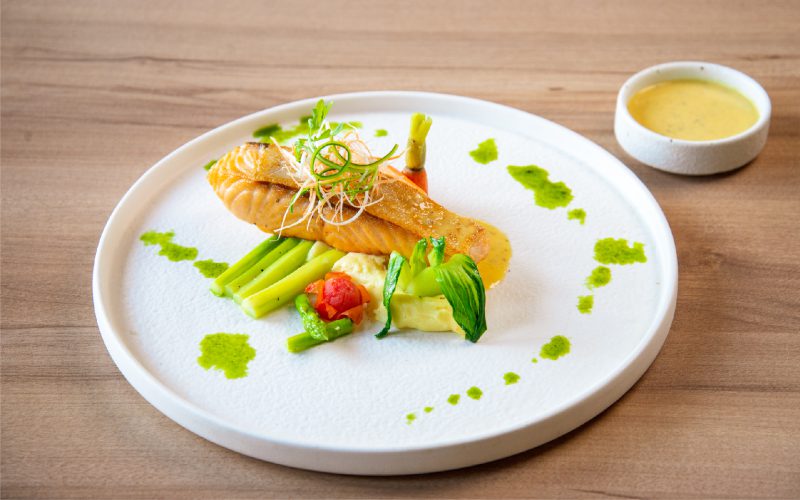 Cá hồi áp chảo thảo mộc địa phương