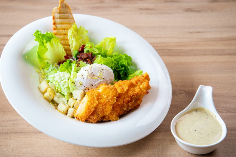 Salad hoàng đế gà chiên xù